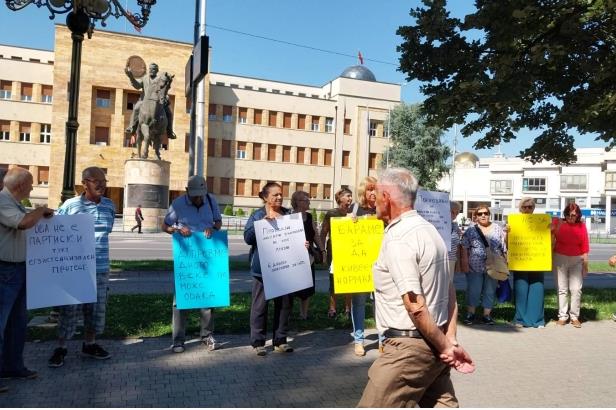 Пензионерите излегоа на протест, бараат покачување на пензиите