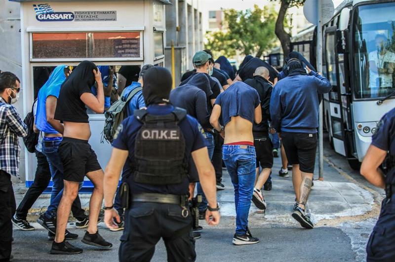 Дел од хулиганите на Динамо се обиделе да избегаат од Грција со брод како туристи