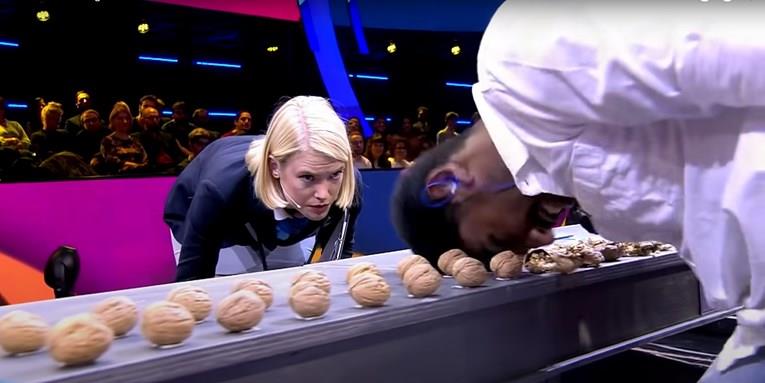 Гинисов рекорд: Индиец со глава скрши 273 ореви за една минута (ВИДЕО)