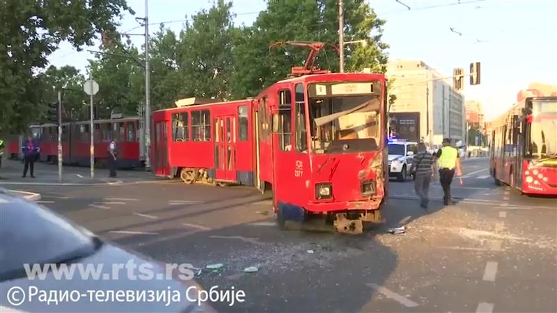 Се судрија трамвај и автобус во Белград – најмалку 10 повредени