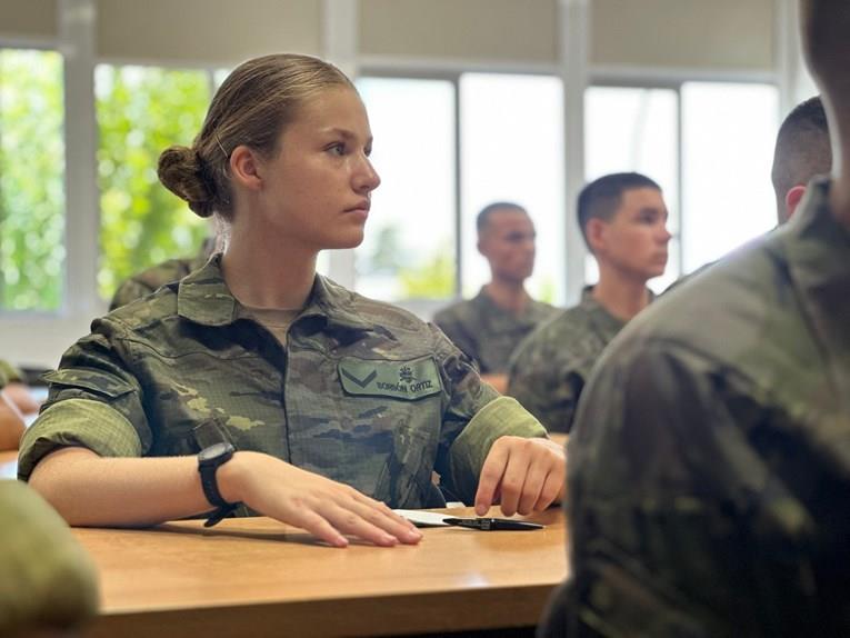 Шпанската принцеза (17) ја започна тригодишната воена обука 