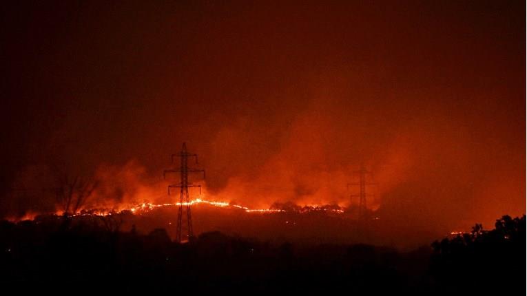 Маж загина во големиот шумски пожар во Грција, евакуирани туристи од плажа (ВИДЕО)