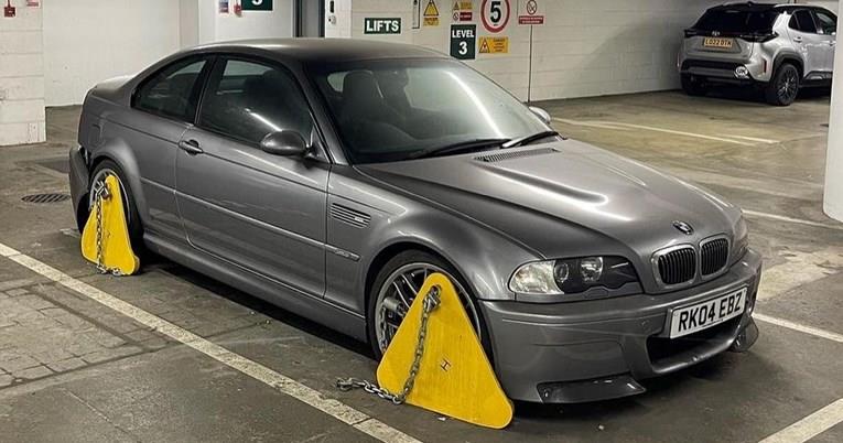 Многу редок BMW M3 CSL цели 20 години е заборавен во гаража (ФОТО)