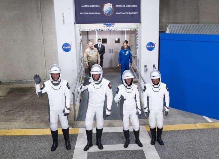 Вселенското летало на „Спејс Икс“ со четворица астронаути полета за „ISS“