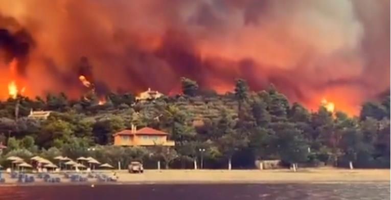 Во Грција беснее најголемиот пожар на територијата на ЕУ,активиран е механизмот за помош(ВИДЕО)