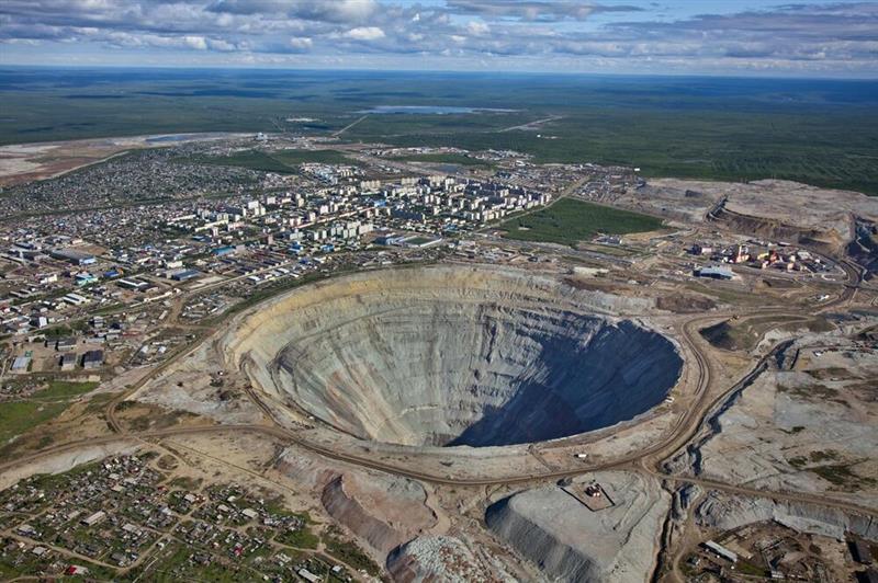 Џиновска дупка вшмукува авиони и хеликоптери- напуштениот рудник на Сталин пак ќе работи(ВИДЕО)