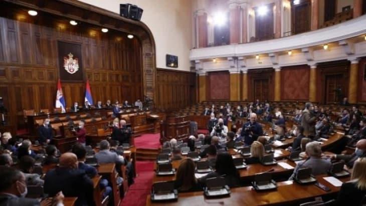 Српската опозиција бара итни парламентарни избори