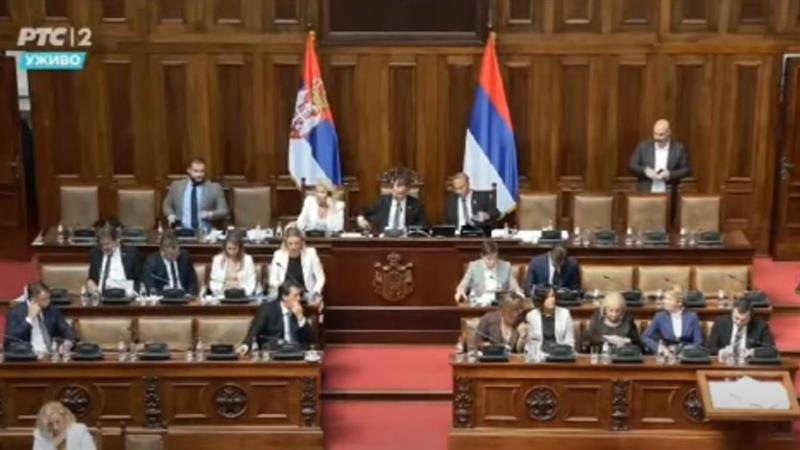 Опозицијата во Србија бара итни избори и најави блокада на парламентот
