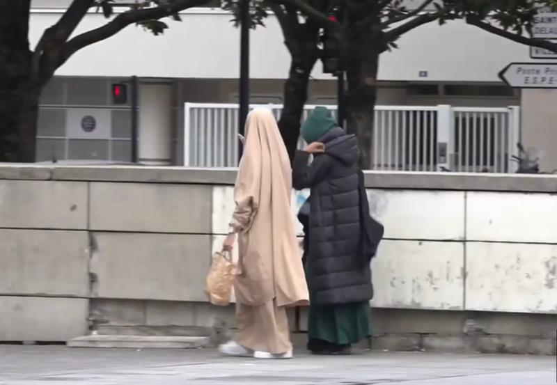 Училиштата во Франција вратија дома десетици девојчиња облечени во муслиманска облека