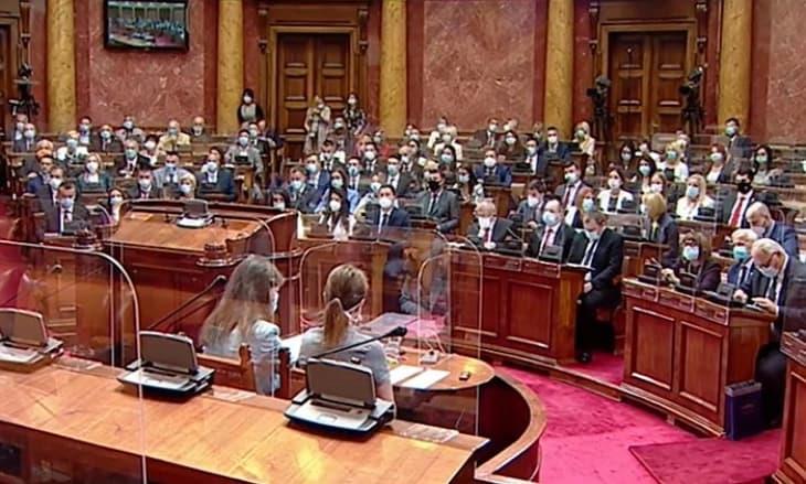Србија: Опозицијата повторно ја блокира седницата на Собранието