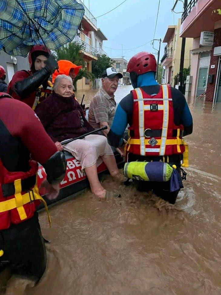 Спасени над 400 лица во невремето во Грција, двајца загинати и четворица исчезнати