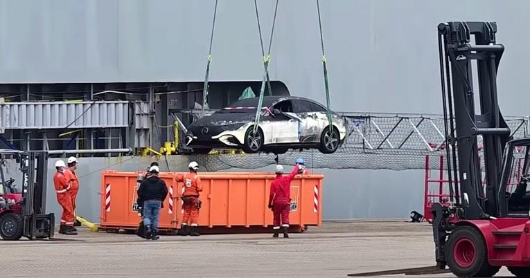 Електричните автомобили од бродот што гореше кај Холандија, се потопени во вода (ВИДЕО)