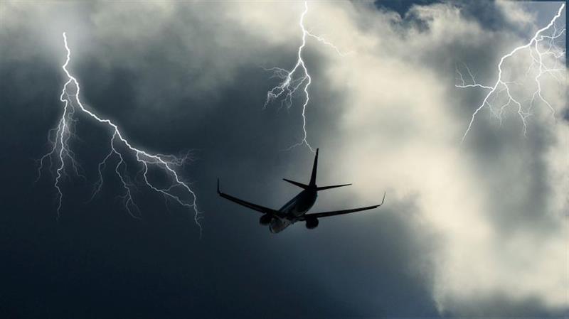Громови удираат во авион на 10.000 метри, снимката остава без здив (ВИДЕО)