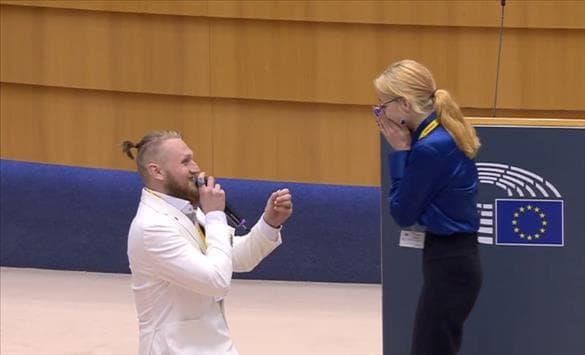 Видео: Естонец ја запроси својата девојка на младински собир во Европарламентот 