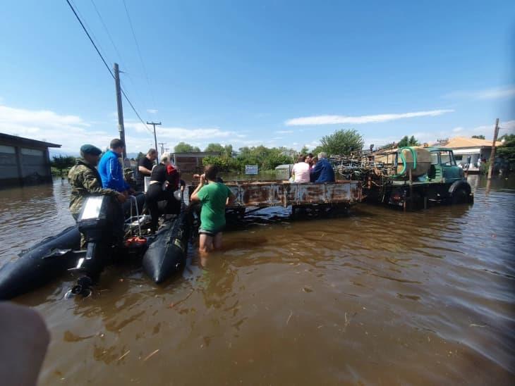Продолжува евакуацијата на заглавени граѓани во поплавените подрачја во централна Грција