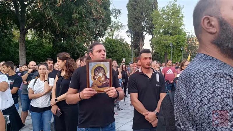Со икони, крстови и темјан против новите биометриски лични карти, мирен протест во Атина