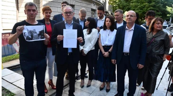 Српската опозиција предаде барање за вонредни избори до крајот на годината