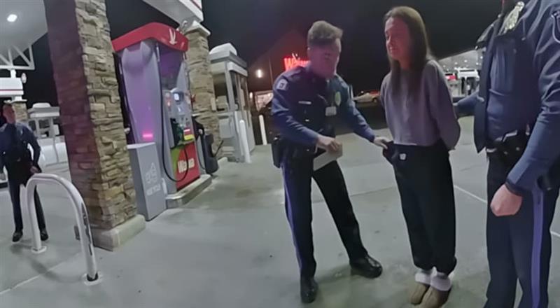 Пијана девојка ги убедува полицајците дека татко ѝ им е колега, неговиот одговор е хит (ВИДЕО)