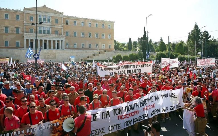Наставниците, докторите и јавните службеници во Грција на штрајк поради новиот Закон за труд