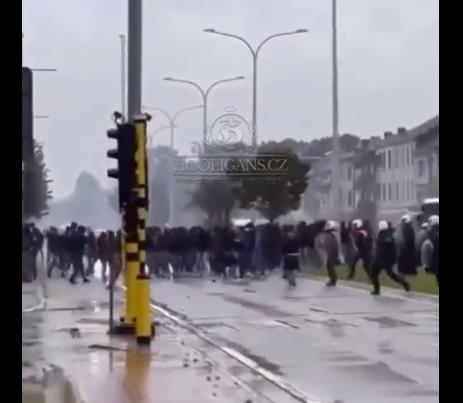 Видео: Хаос пред мечот од Конференциската лига: Тепачка на улица, уапсени околу сто навивачи!