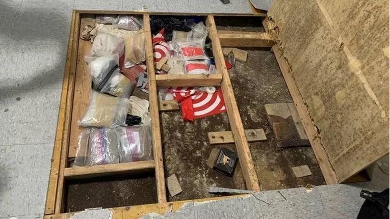 Полицијата од Њујорк во подот на градинка, каде умрело бебе, нашле скривница за дрога 