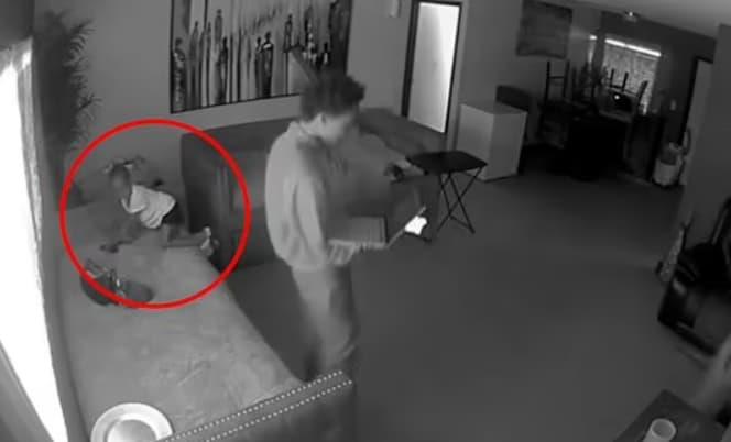 Тригодишно девојче си игра и се застрелува со пиштол, роднина до неа гледа натпревар (ВИДЕО)