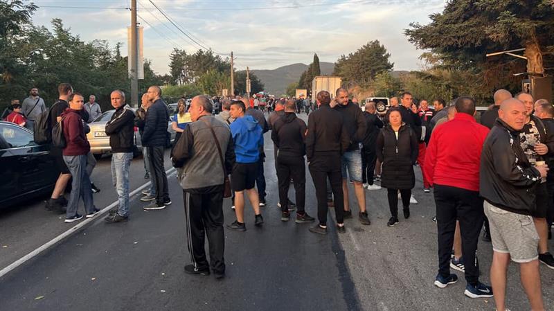 Бугарите на протест против закон на ЕУ: Блокираа автопатишта, се создадоа огромни колони(ВИДЕО)