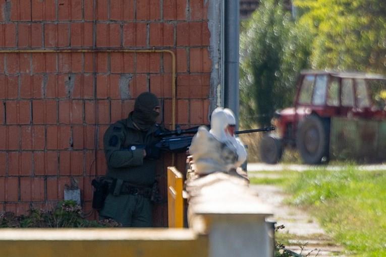 Драма во Хрватска: Маж фрлил молотов коктел, се полил со бензин и се заканува од куќата  
