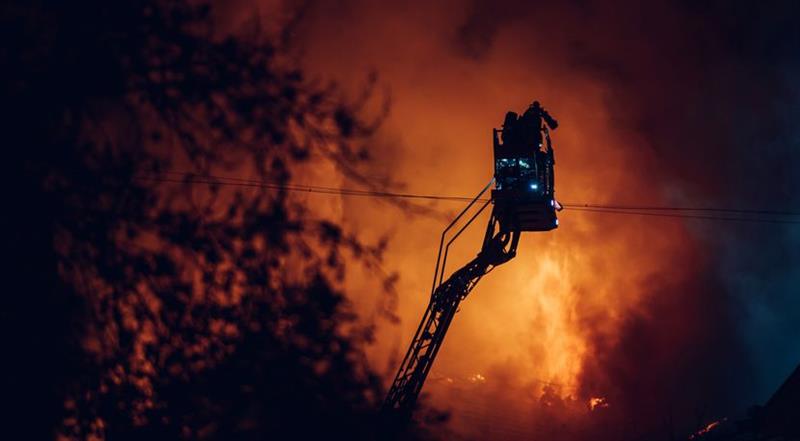 Најмалку едно јагленисано тело е пронајдено во пожар на 11.кат во зграда во Крагуевац (ВИДЕО)