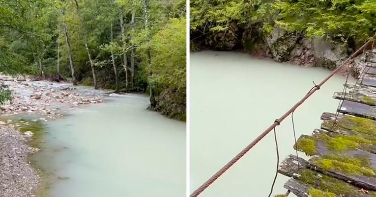 Побеле реката Неретва во БиХ, рибите скокаат од водата по кислород (ВИДЕО)