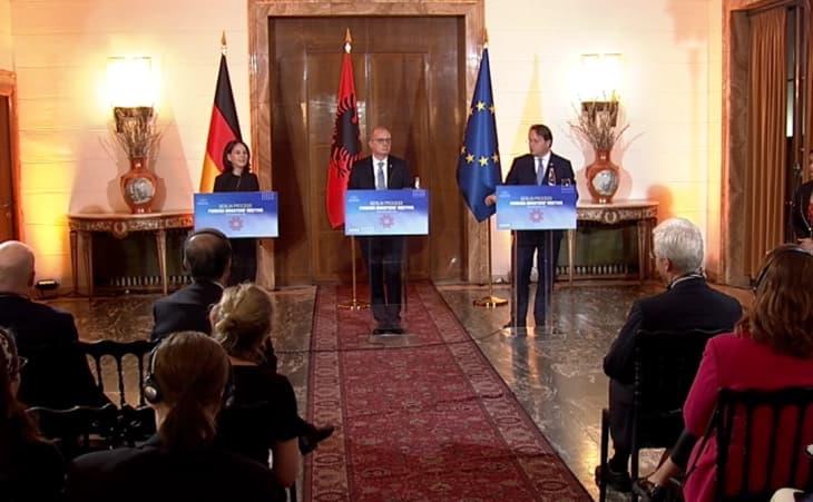 Вархеји: ЕК ќе донесе план за интеграција на Балканот на европскиот економски пазар