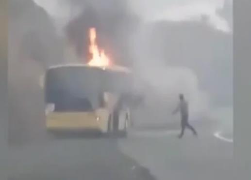 Се запали автобус на фудбалски тим од Англија 