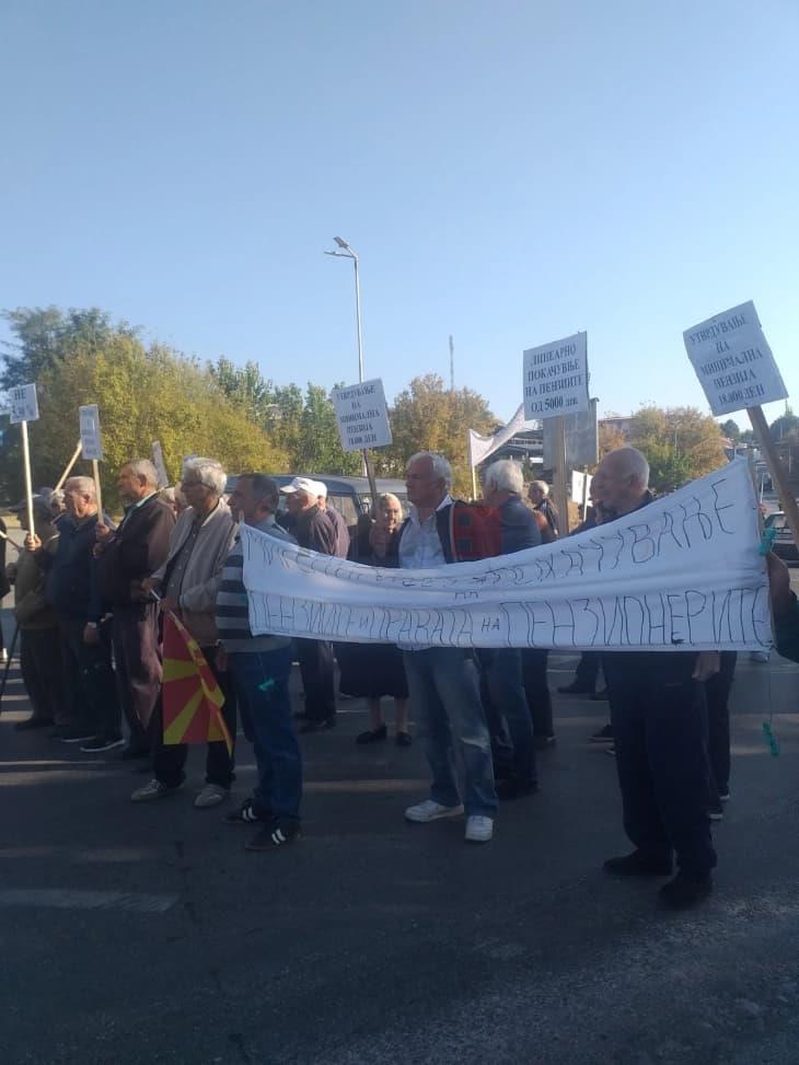 Пензионери од Неготино преку протест бараат повисок пензионерски стандард 