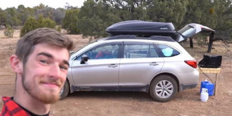 Од автомобилот направил дом и живее во него – Еве како оди во тоалет и одржува хигиена! (видео)