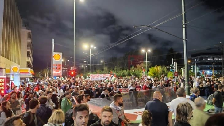 Масовен протест во Атина за поддршка на Палестина, мали инциденти пред амбасадата на Израел