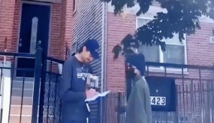 Излегол на врата да прими интересен пакет, не ни можел да погоди кој се крие зад маската