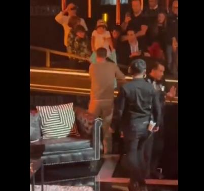 Видео: Пике отиде да потпише дрес за навивач и заврши во дупка!