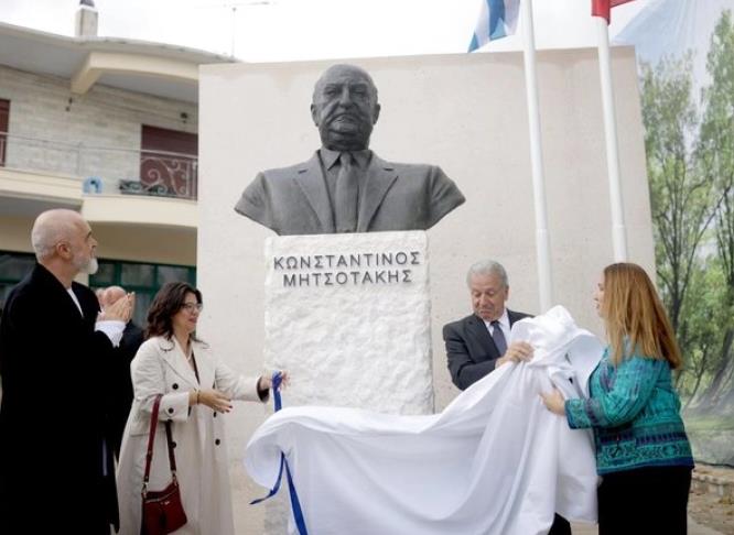 Константинос Мицотакис доби плоштад и биста во град во Албанија