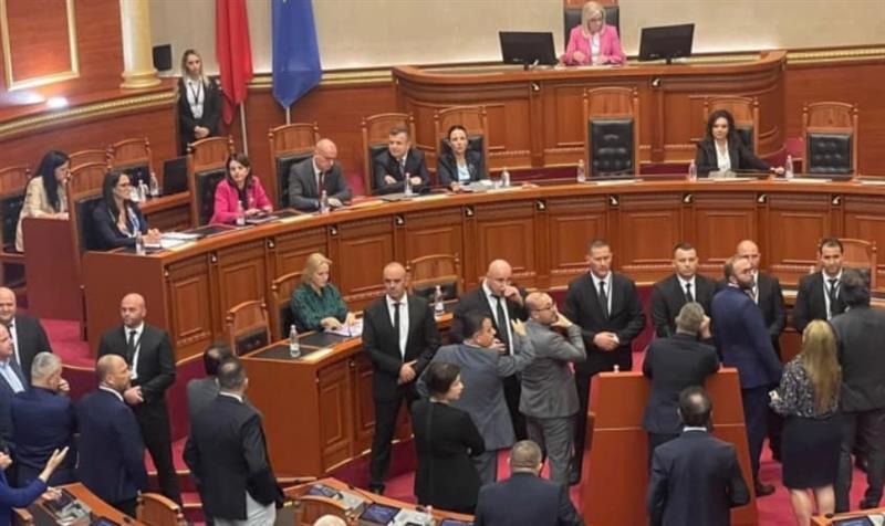 Хаос во албанскиот парламент: Блокирана говорницата, тепачка меѓу пратениците (ВИДЕО)