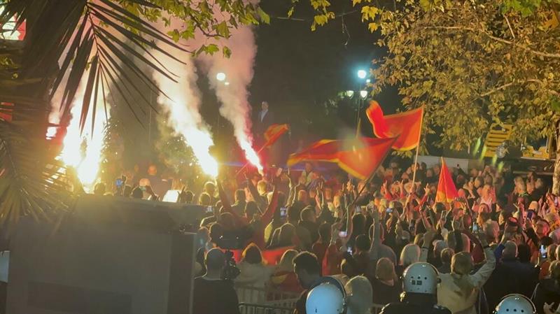 Протест пред собранието на Црна Гора по изборот на Мандиќ за нов спикер (ВИДЕО)