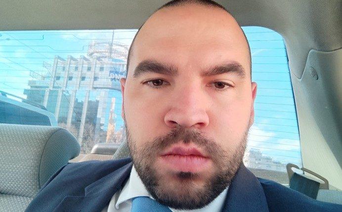 Провокација на Стојанов сменете го презимето на „ов“ или „ев“ и ќе добиете 300 евра