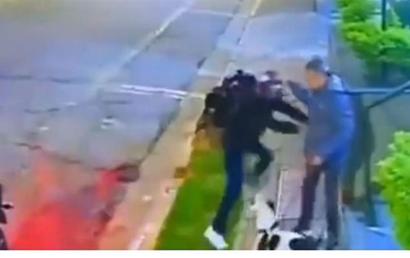 Се обиделе да ограбат маж, кој шетал крволочен пес- горко зажалиле (ВИДЕО)