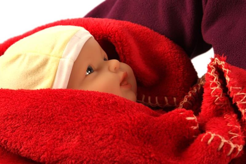 Британски брачен пар „чува“ 13 пластични бебиња: Редовно ги шетаат, им менуваат пелени (ВИДЕО)