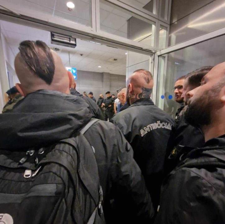 На аеродромот во Атина уапсени радикални десничари од Италија