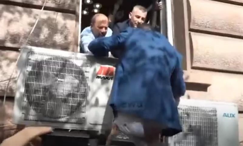 Шоу во Албанија: Опозиционерите влегуваат во Собрание низ прозорец (ВИДЕО)