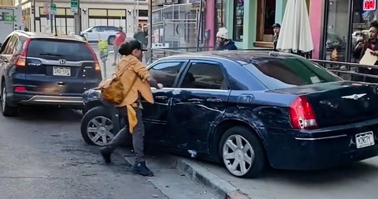 Целосно го уништила Крајслерот, само зашто сакала да помине низ тесен тротоар (ВИДЕО)