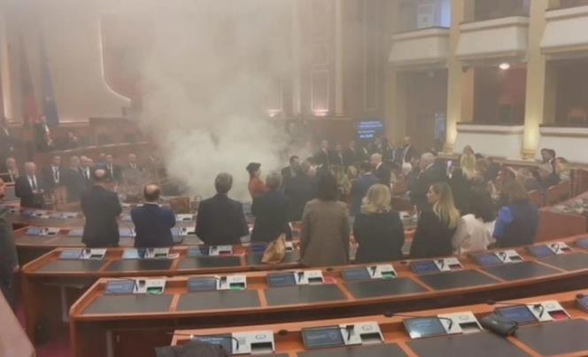 Повторно хаос во албанскиот Парламент