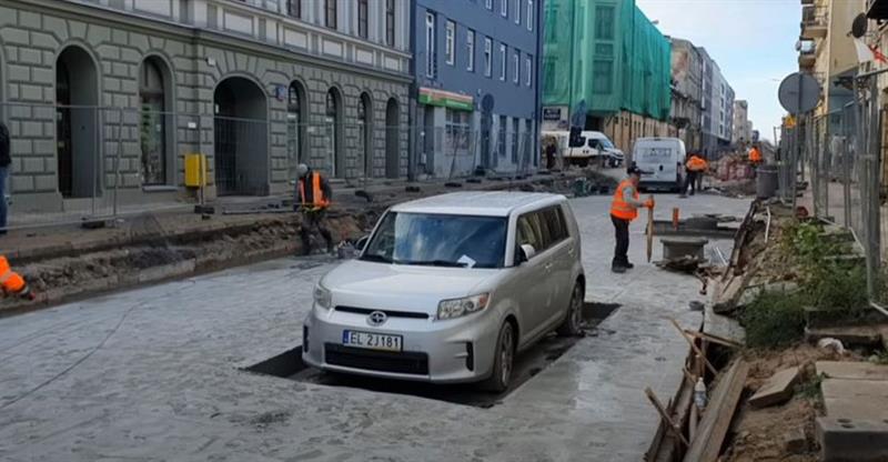 Не се појавил сопственикот на автомобилот, па работниците му направиле „бетонска рамка“ (ВИДЕО)