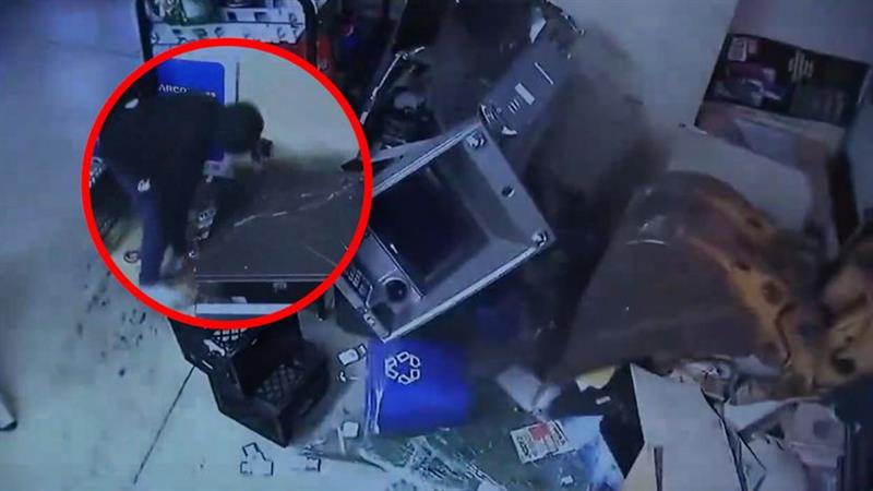 Со багер растуриле продавница за да дојдат до банкоматот, па сепак останале без плен (ВИДЕО)