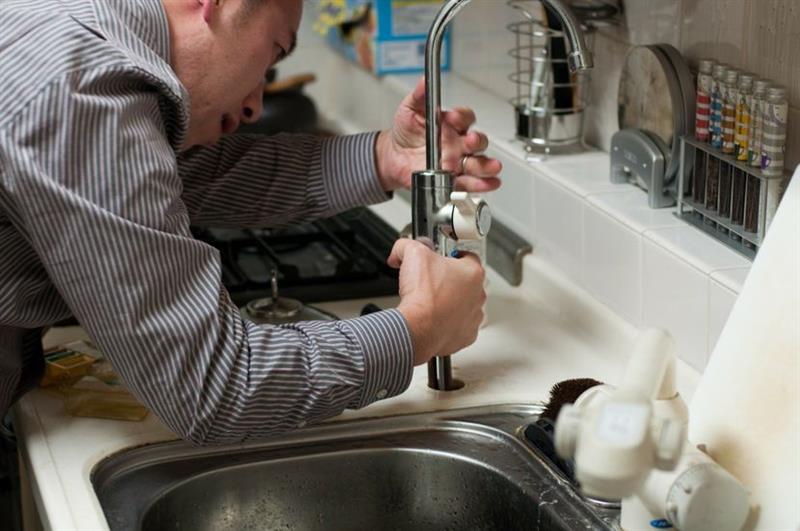 Викнал водоводџија дома, па збеснал кога требало да му плати- интервенирале специјалци 